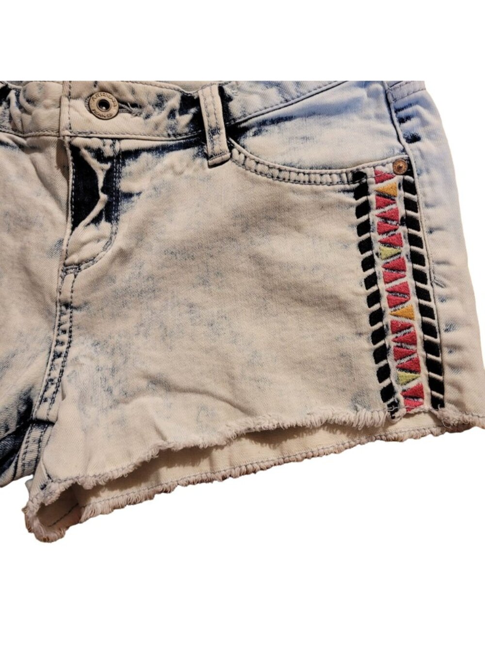 Arizona Juniors Size 9 Boho Festival Denim Shorts Acid Wash Cut-Offs Embroidered - Picture 4 of 6